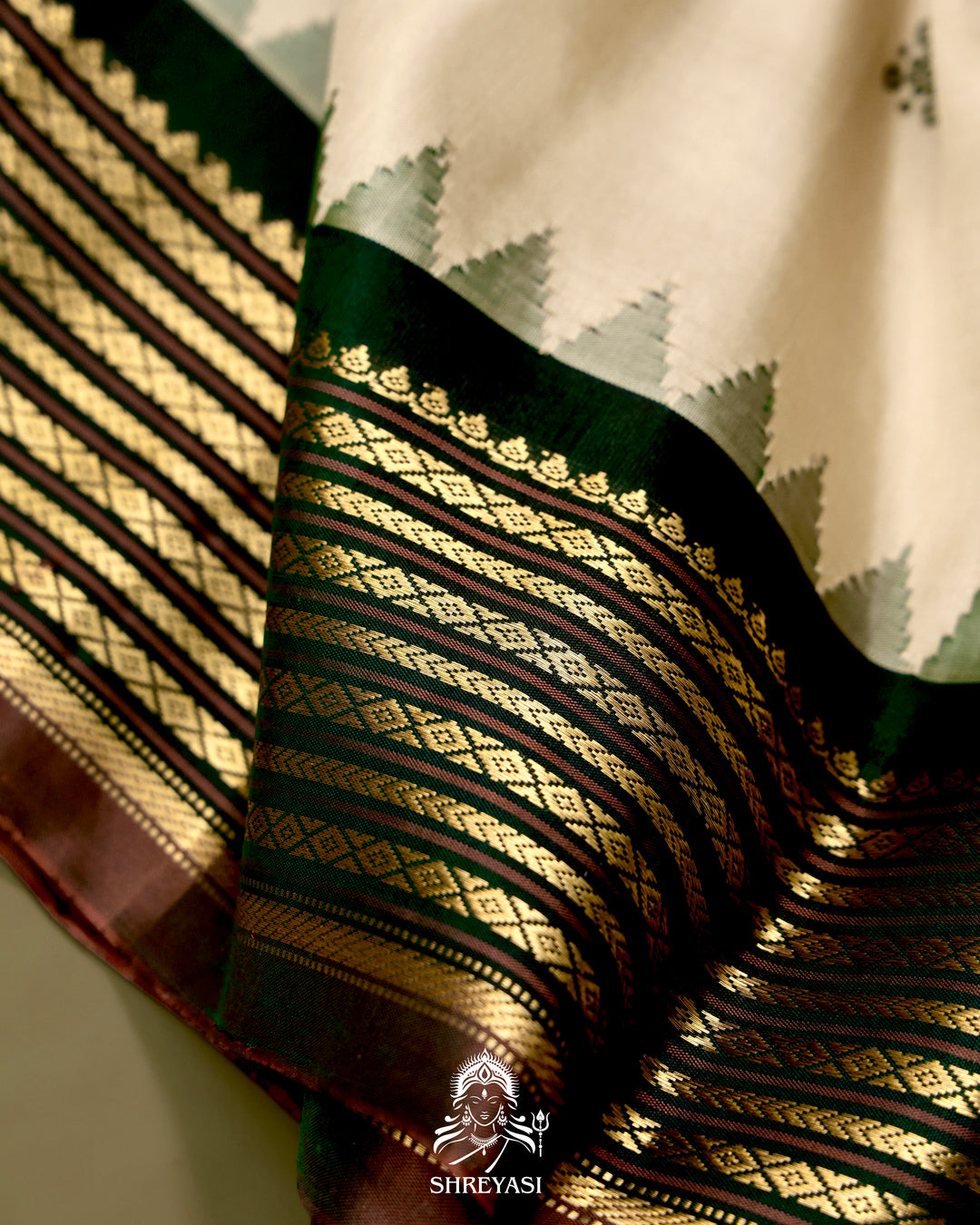 Gadwal Silk Saree with Kuttu Korvai Border and Contrast Bhuti Blouse