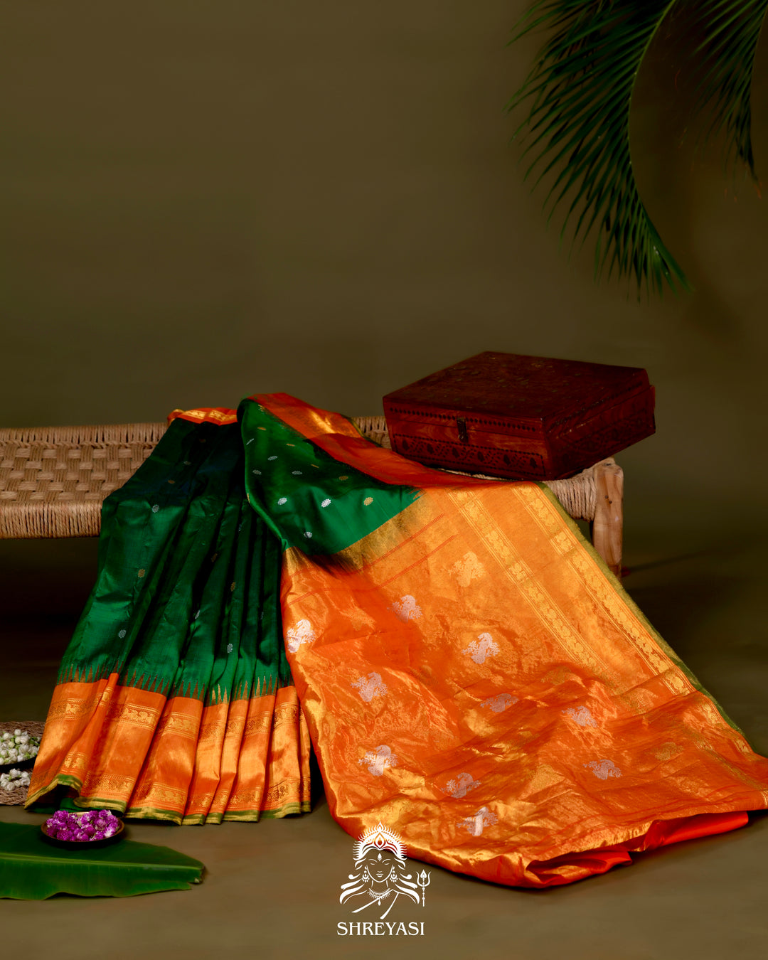 Handloom Pure Gadwal Silk Saree with Tissue Borders in Kuttu Korvai Weaving