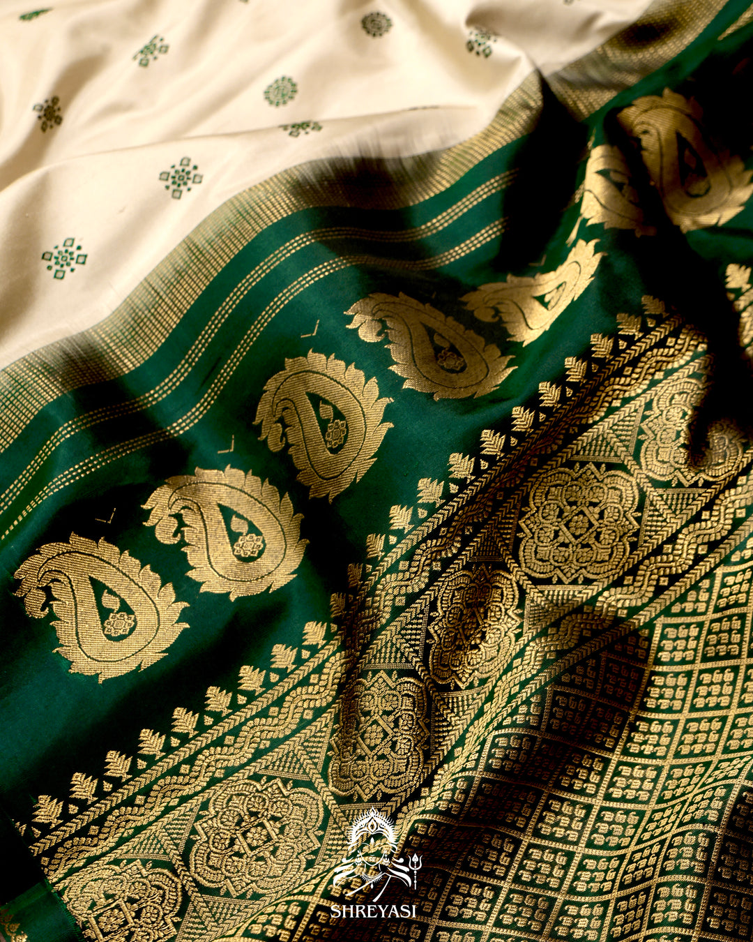 Gadwal Silk Saree with Kuttu Korvai Border and Contrast Bhuti Blouse
