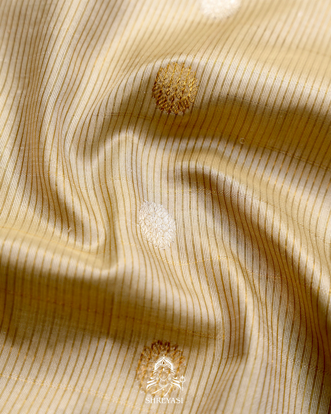 Handloom Pure Gadwal Silk Saree with Kuttu Korvai Border and Contrast Bhuti Blouse