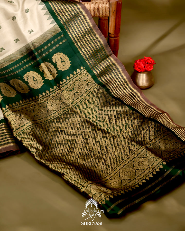 Gadwal Silk Saree with Kuttu Korvai Border and Contrast Bhuti Blouse