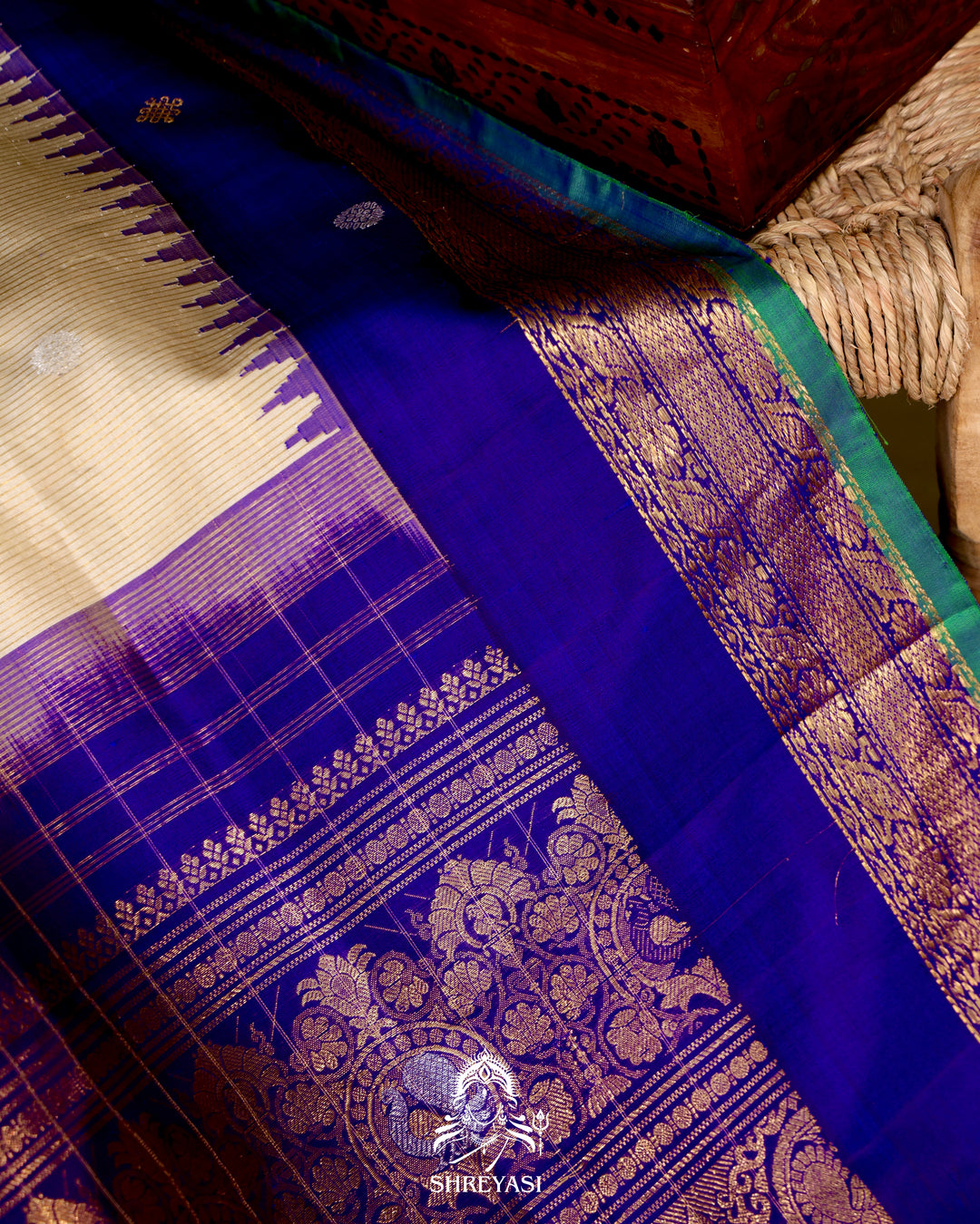Handloom Pure Gadwal Silk Saree with Kuttu Korvai Border and Contrast Bhuti Blouse