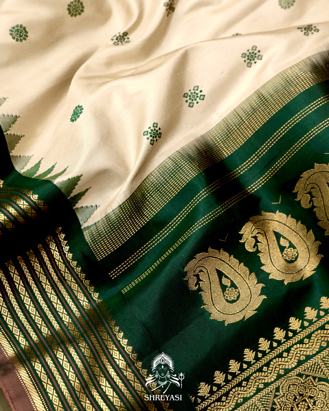 Gadwal Silk Saree with Kuttu Korvai Border and Contrast Bhuti Blouse