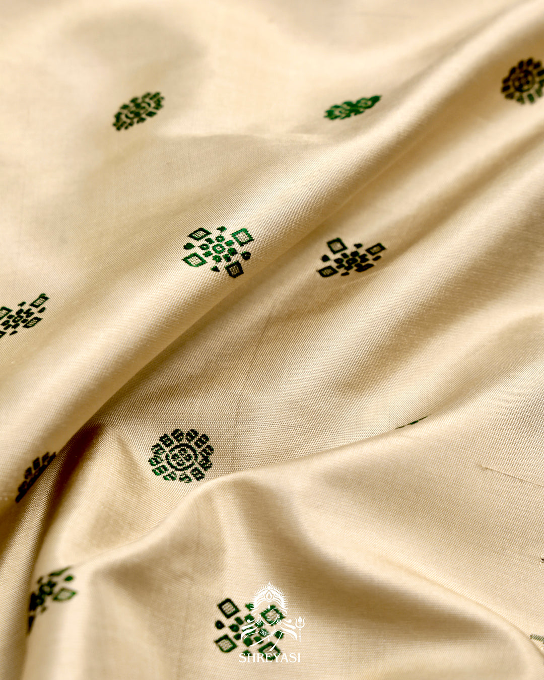Gadwal Silk Saree with Kuttu Korvai Border and Contrast Bhuti Blouse