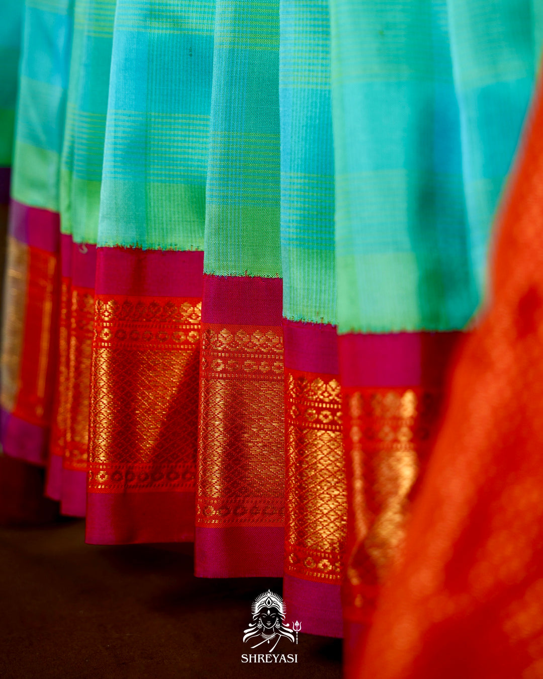Handloom Pure Gadwal Silk Saree with Contrast Pallu & Full Bhuti Blouse