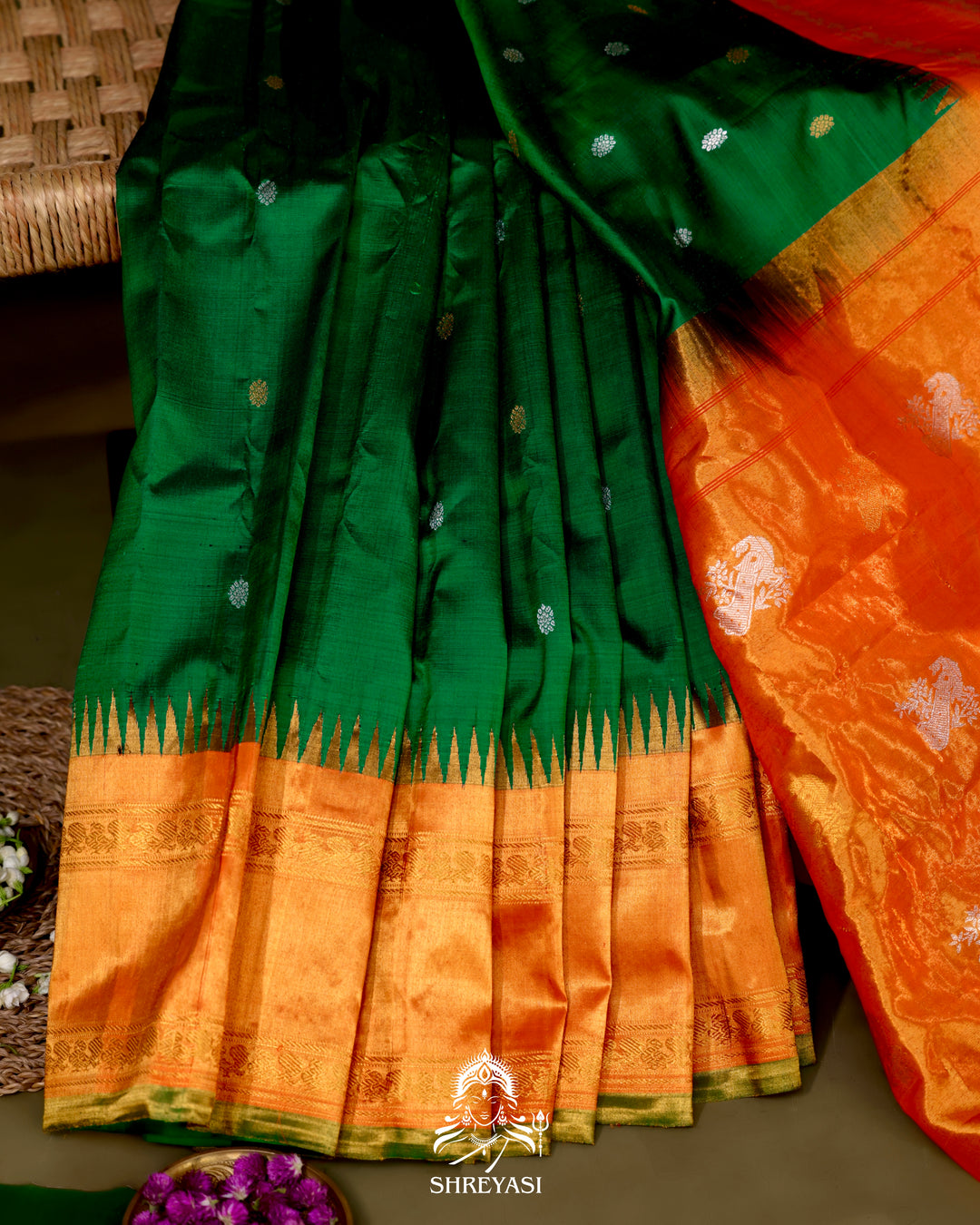 Handloom Pure Gadwal Silk Saree with Tissue Borders in Kuttu Korvai Weaving