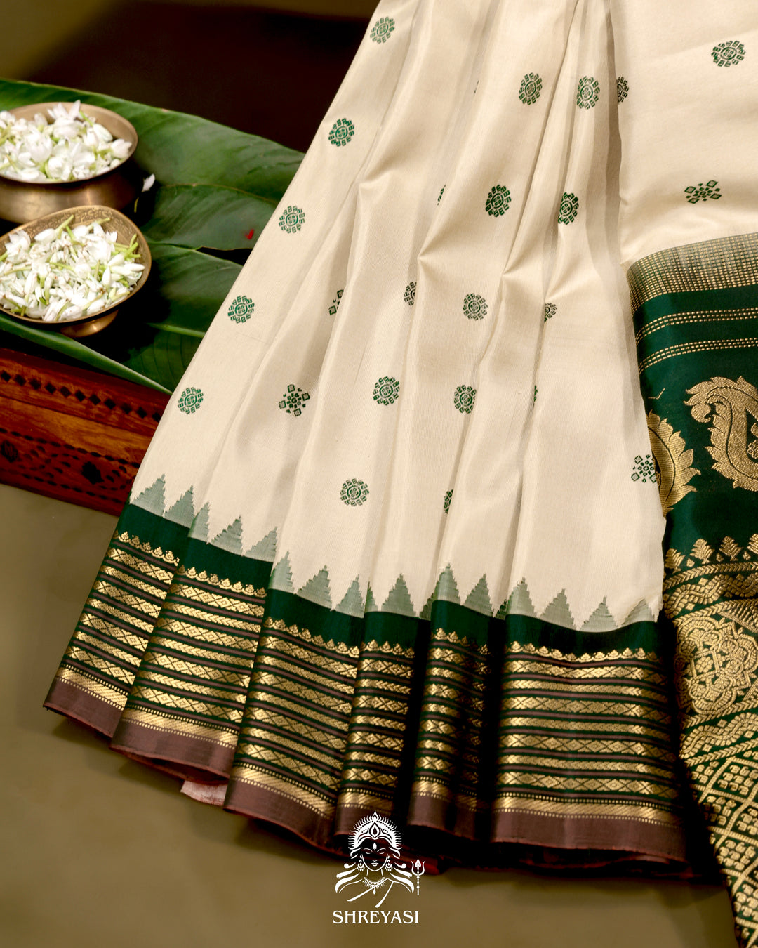 Gadwal Silk Saree with Kuttu Korvai Border and Contrast Bhuti Blouse
