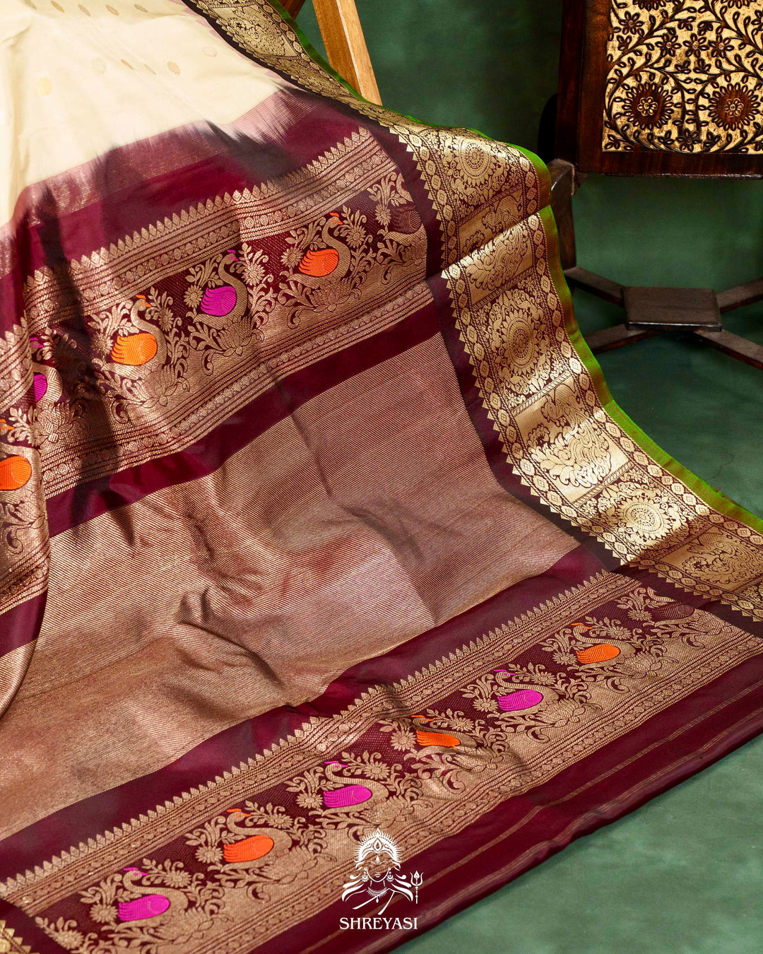 Handloom Pure Gadwal Silk Saree with Kuttu Borders, Rich Zari Weaving & Full Bhuti Blouse