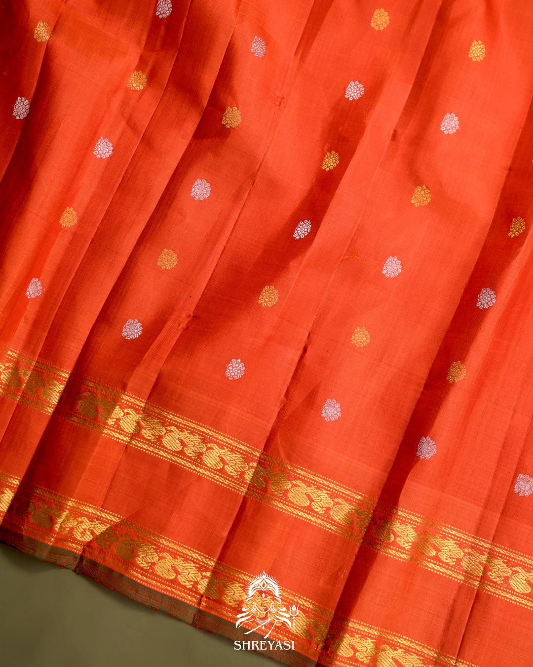 Handloom Pure Gadwal Silk Saree with Tissue Kuttu Border and full Bhuti Silk Blouse