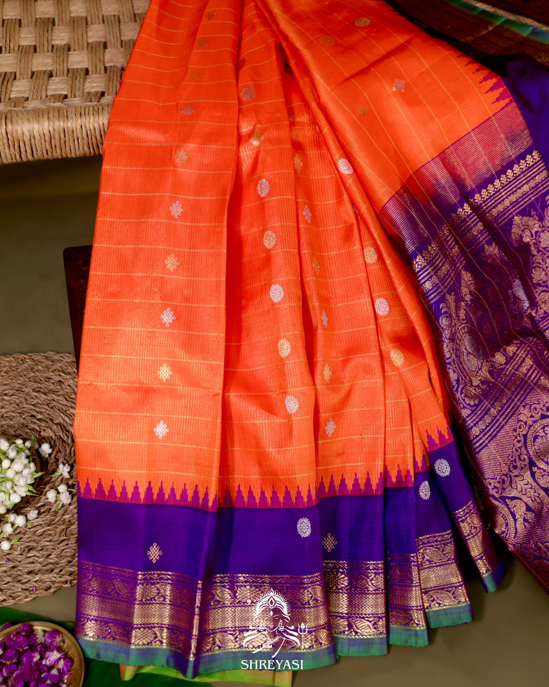 Handloom Pure Gadwal Silk Saree with Kuttu Korvai Border and Contrast Bhuti Blouse