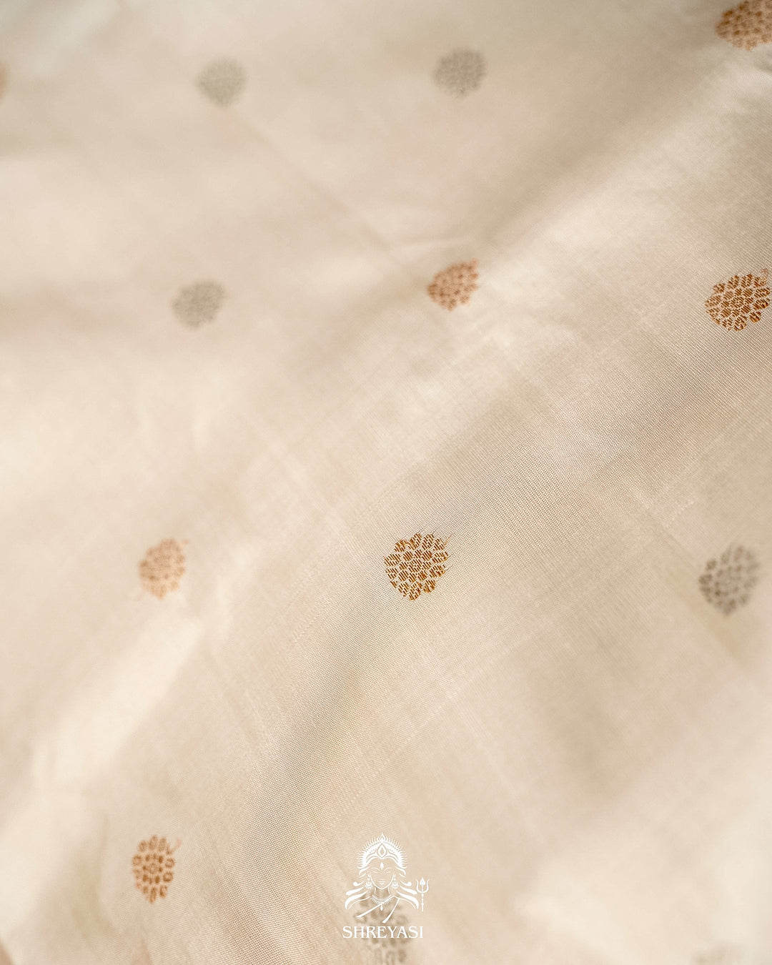 Handloom Pure Gadwal Silk Saree with Tissue Kuttu Border and full Bhuti Silk Blouse