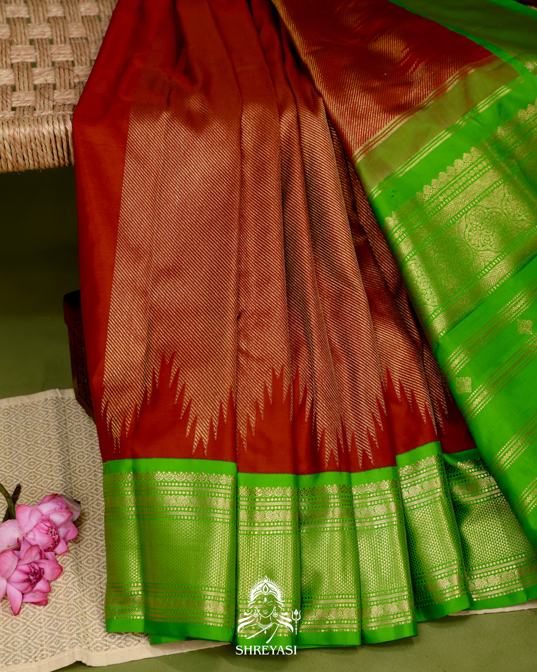 Handloom Pure Kanjivaram Silk Saree with Ettu Kol Weaving and Kuttu Korvai Border in Real Double Zari