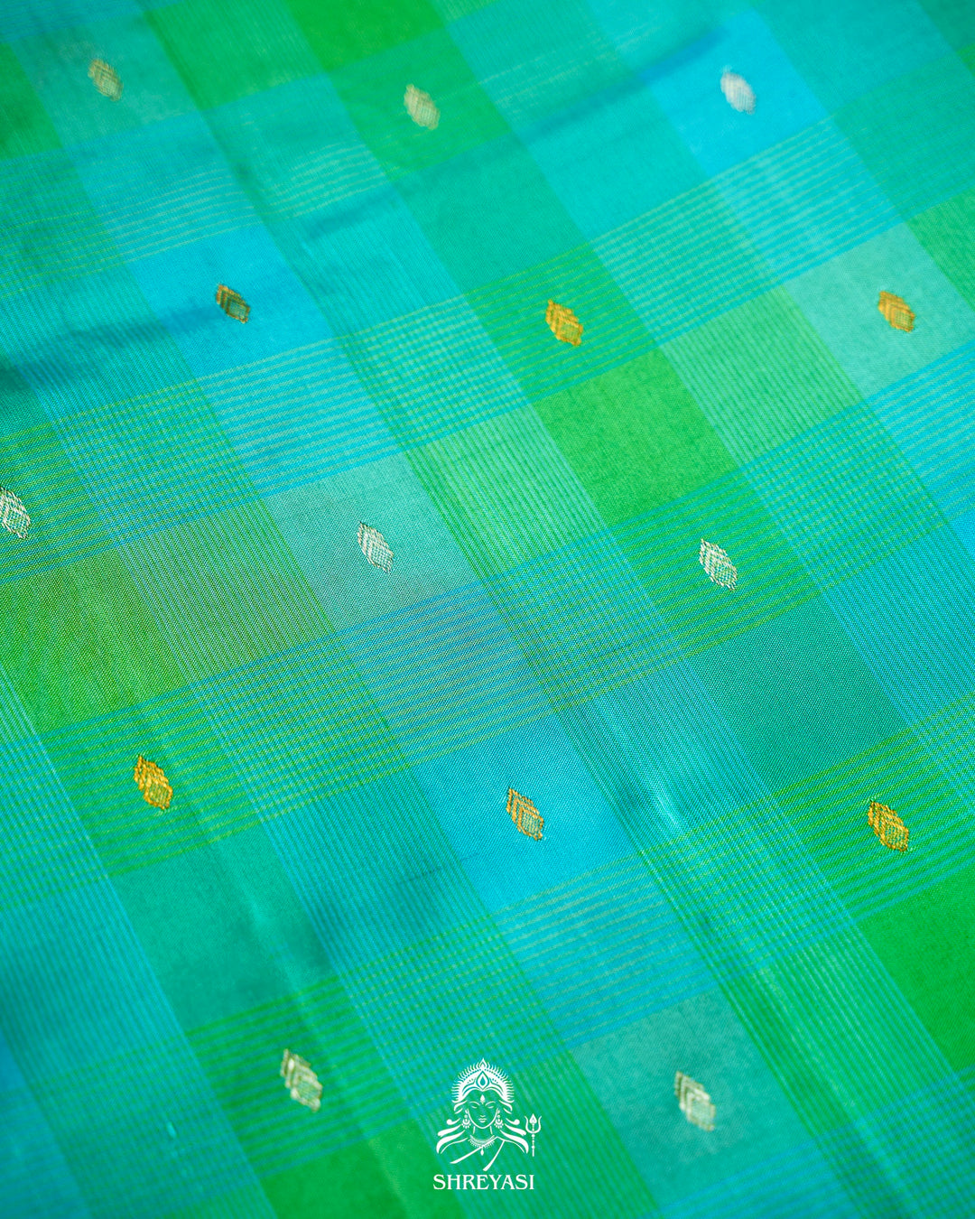 Handloom Pure Gadwal Silk Saree with Contrast Pallu & Full Bhuti Blouse