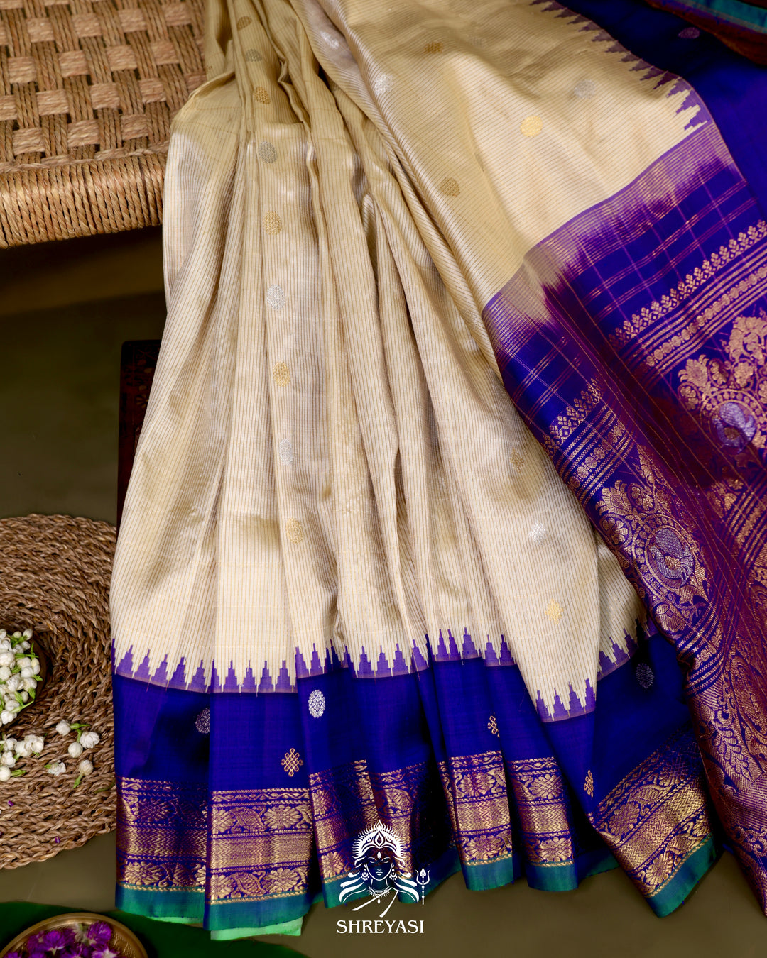 Handloom Pure Gadwal Silk Saree with Kuttu Korvai Border and Contrast Bhuti Blouse